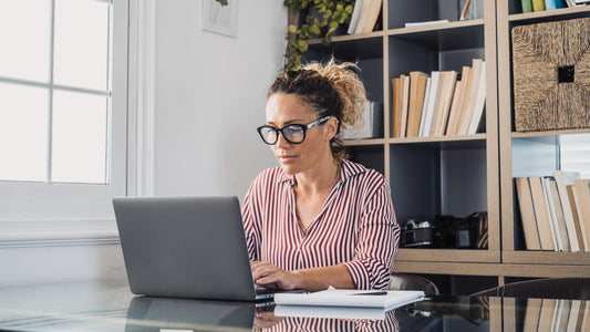 aspiring teacher at a laptop applying for different ways to receive financial support to start teaching